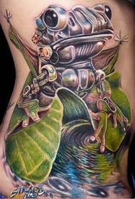 세련되고 아름다운 금속 개구리 문신 사진에 허리의 측면