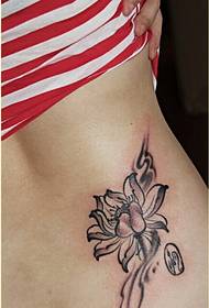 un modello di tatuaggio di loto in vita laterale femminile raccomandato