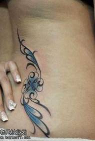 patró de tatuatge de tòtem de flors de vinya de color blau de cintura