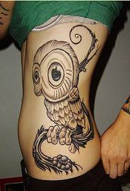 Moud weiblech Taille Perséinlechkeet gutt ausgesinn Owl Tattoo Bildbild