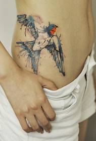 性感女性侧腰好看的彩色水墨蜂鸟纹身图片