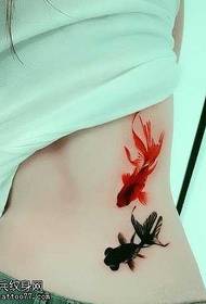 Patrón de tatuaje de pez dorado rojo negro de cintura