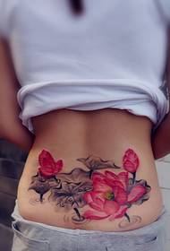 talia piękna moda przystojny tatuaż obraz lotosu i liści lotosu