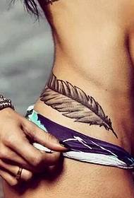 tatuaggio addominale sexy con piume in vita sui muscoli addominali
