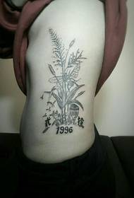 Një tjetër tablo me tatuazhe lule në anën e belit të vajzës