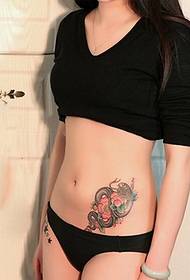 Bir bel-bel dövme deseni resmi ile seksi çekici küçük kız