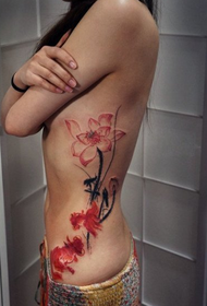 Wzór tatuażu Lotus z czerwonym atramentem