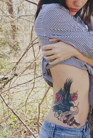 tatuatge de flor de cintura al costat i tatuatge de corb