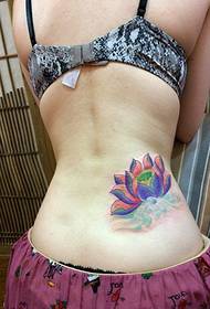 Vrouwelijke taille alleen mooie kleur lotus tattoo patroon foto