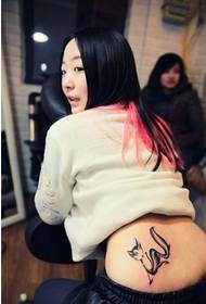skaistums vidusceļa seksīgs avangarda izsmalcinātas lapsas tetovējuma attēls