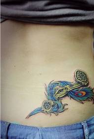 నాగరీకమైన ఫ్యాషన్ వెనుక నడుము చక్కగా కనిపించే ఈక పచ్చబొట్టు నమూనా చిత్రం