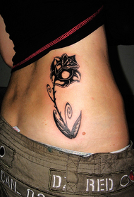 skaistumkopšanas vidukļa melnā roze Tetovējums modelis