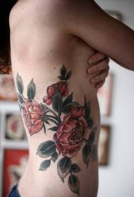 seksowna kobieca talia z boku piękny przystojny obraz tatuażu róży