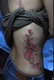 meitenes mazs viduklis skaists ziedu tetovējums