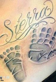 krūšu rokas angļu tetovējuma raksts