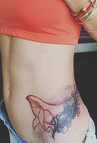 여자의 허리 아래에 떨어지는 작은 돌고래 문신의 그림