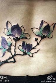 muundo mzuri wa tattoo ya magnolia kwenye kiuno