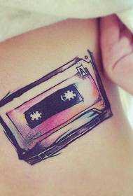 bel anësor të grave model tatuazh kasetë