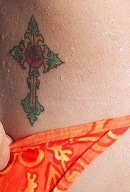 Девојка с тетоважом крижа за девојке у струку Дакуан