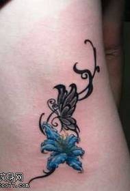 Μέση όμορφη μοτίβα τατουάζ πεταλούδα κρίνος