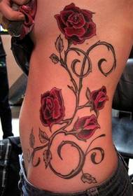 kvinne midje rød rose tatovering mønster