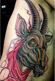 bella immagine laterale del tatuaggio dell'antilope di colore di modo della vita