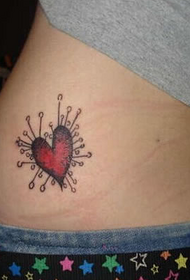 rysunek tatuażu w kolorze serca z boku
