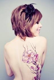 女人腰部彩色花纹身图案图片