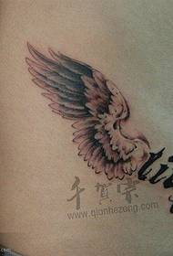 majhen tatoo s svežim pasom krila deluje
