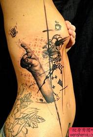 v páse špeciálny štýl tetovania