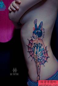 美女侧腰流行经典的兔子女郎纹身图案