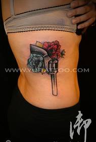 ženski bočni struk ruža pištolj tetovaža uzorak
