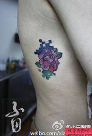 skoonheid sy middellyf gewilde pop rose tattoo patroon