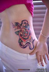 女孩腰部時尚蛇和玫瑰紋身圖案