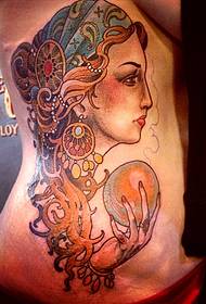 美女侧腰上一幅欧美女性纹身图案