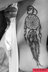 Žena rebra tetovaža hvatača snova