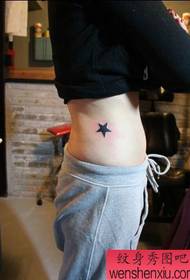 en kvinnes midje totem pentagram tatoveringsmønster