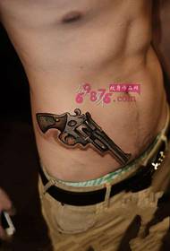 Image créative de tatouage de personnalité de revolver