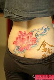 skönhet midja vackra och vackra röda lotus tatuering mönster