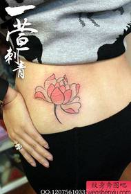 여자의 허리 아름다운 핑크 연꽃 문신 패턴