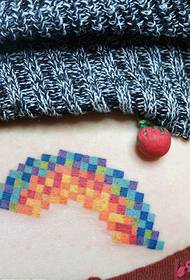 sānos jostasvietā mīlīgs, mazs varavīksnes tetovējuma attēls