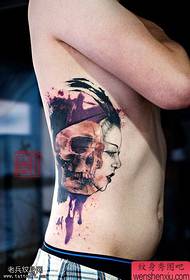 татуировка с татуировкой на боку