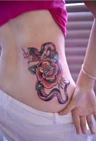 снимка татуировка на змия и роза на талията