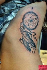 Ženska bočna struk crno siva tetovaža hvatača snova djeluje