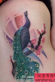 Tetovēšanas šova attēlā tika ieteikts Phoenix tetovējums ar vidukļa krāsu