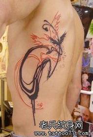 poseban uzorak cvjetnih tetovaža na struku