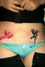 Τολμηρή συναισθηματική κορίτσι ιδιωτική θέση πριν από το δράκο και μικρή εικόνα τατουάζ