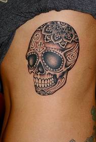 a recomandat o imagine interioară de tatuaj craniu alb-negru