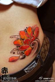 uzorak tetovaže lotosa u ženskom boku u struku