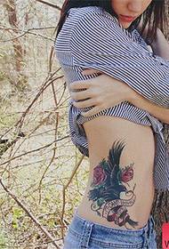 Tattoo show bar preporučio je djevojku na struku zanosne tetovaže ruža